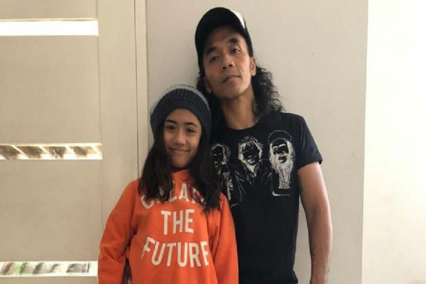 7 Potret Vokalis Band dan Anak Ceweknya, Kerap Tampil Stylish Bareng