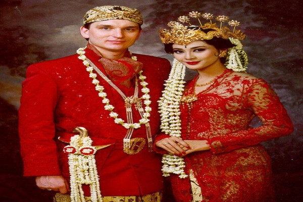 9 Potret Lawas Pernikahan Artis Indonesia, Nomor 6 Model Rambutnya Gaul Abis