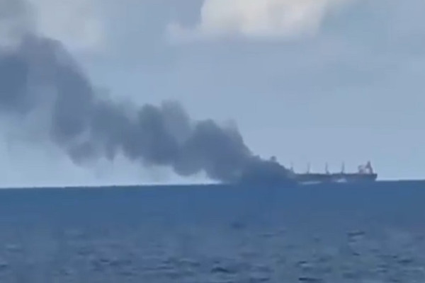KRI Teluk Hading-538 Terbakar, Asap dan Titik Api Muncul dari Belakang Kapal