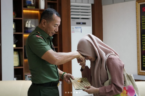 Momen Jenderal TNI Bintang 2 Bertemu Mahasiswi Cantik Kuli Panggul Semen