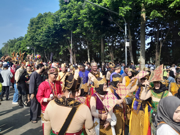 Pawai Budaya Hari Jadi Bogor ke-541, Begini Penampakan Sandiaga dan Ridwan Kamil Naik Kuda