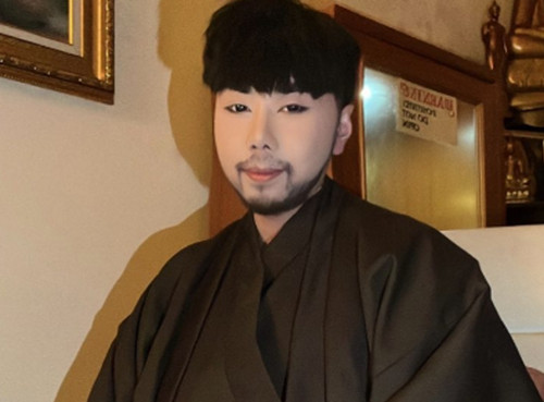 5 Artis Indonesia yang Rayakan Waisak, Roy Kiyoshi hingga Reza Arap