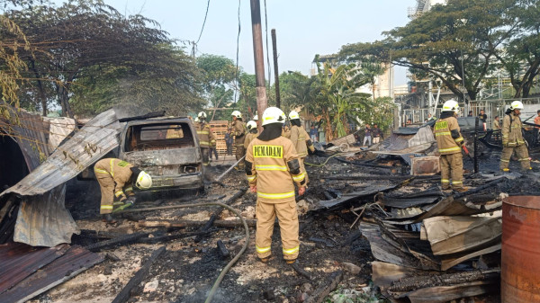 Akibat Bakar Sampah, Rumah dan Mobil Hangus Terbakar di Cakung