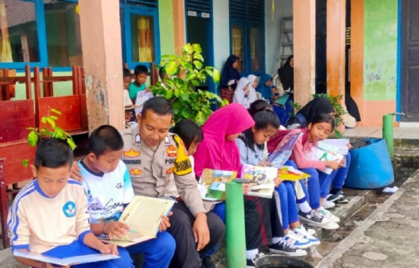 Kisah Brigadir Mudiyanto Polisi Pejuang Literasi, Tiap Hari Naik Motor Roda Tiga Keliling Pulau Natuna