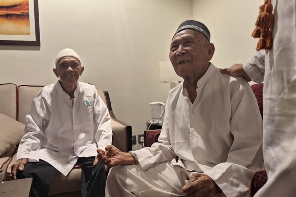 Sempat Minta Turun Pesawat karena Ayam, Kakek Jemaah Haji Ini Nyanyi Lagu Jepang di Madinah