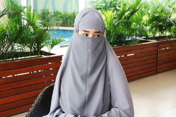 8 Artis Indonesia Bercadar, Nomor 4 Dulu Sering Berpakaian Seksi