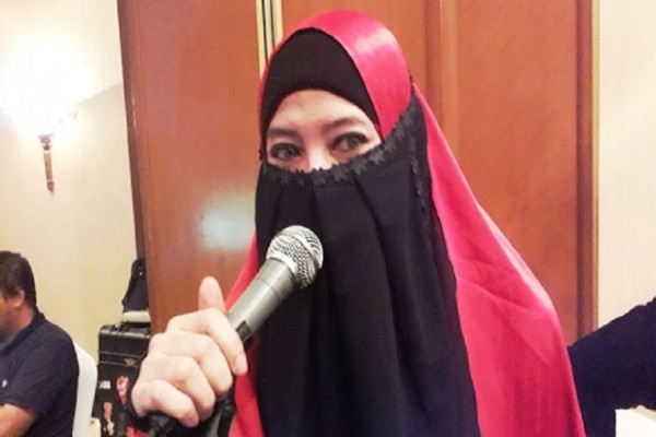 8 Artis Indonesia Bercadar, Nomor 4 Dulu Sering Berpakaian Seksi