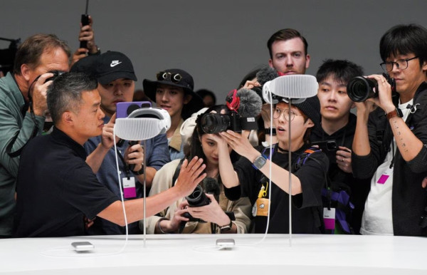 7 Fitur Canggih Apple Vision Pro, Bisa Buka Aplikasi dengan Kedipan Mata