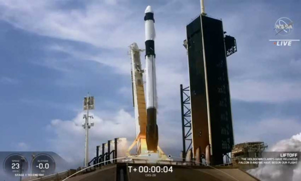 SpaceX Kirim Kargo Seberat 3.175 Kilogram ke ISS, Berisi Perlengkapan Sains dan Buah-Buahan