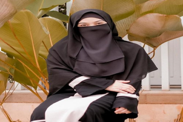 8 Artis Indonesia Bercadar, Nomor 4 Dulu Sering Berpakaian Seksi