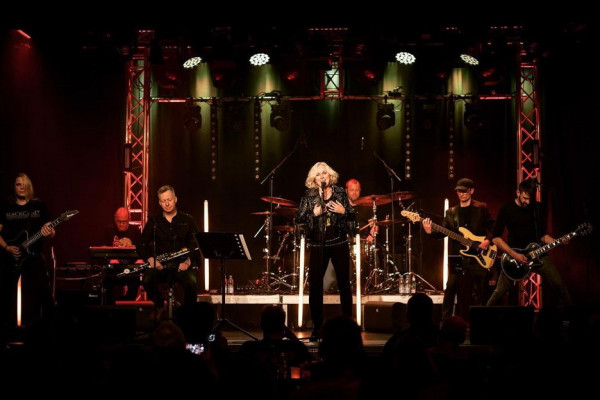 Liv Kristine, Vokalis Band Metal yang Sempat Jadi Guru demi Menyambung Hidup