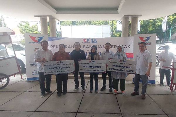 Bagikan Gerobak Gratis, Bacaleg Partai Perindo Ingin Kesejahteraan Pedagang Meningkat