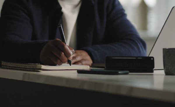 Smartpen Ini Ubah Coretan di Atas Kertas Menjadi Format Ketikan di Platform Digital