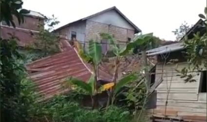 Detik-detik Rumah di Samarinda Tiba-tiba Roboh Rata dengan Tanah