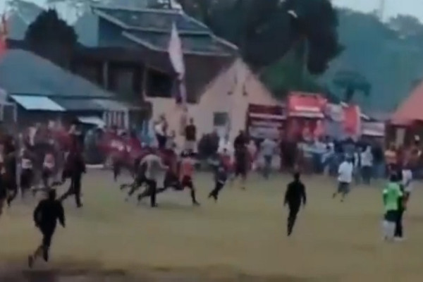 Suporter Hajar Wasit di Lapangan, Polisi Letuskan 3 Kali Tembakan