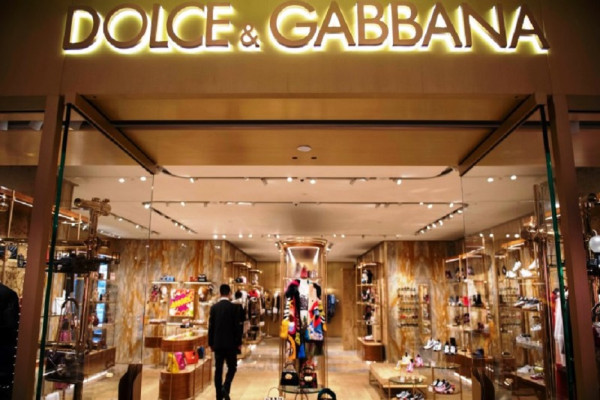 10 Merek Fashion Ternama di Dunia, Langganan Bintang Hollywood Tampil Modis