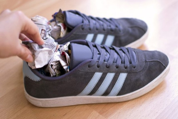 8 Cara Menghilangkan Bau Sepatu, Ternyata Gampang
