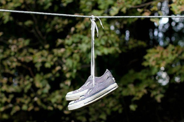 8 Cara Menghilangkan Bau Sepatu, Ternyata Gampang