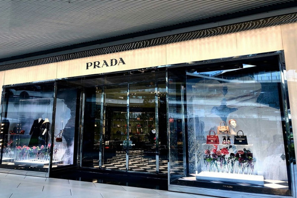 10 Merek Fashion Ternama di Dunia, Langganan Bintang Hollywood Tampil Modis