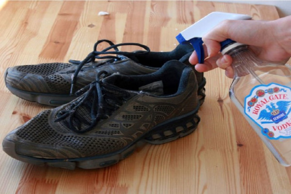 8 Cara Menghilangkan Bau Sepatu, Ternyata Gampang