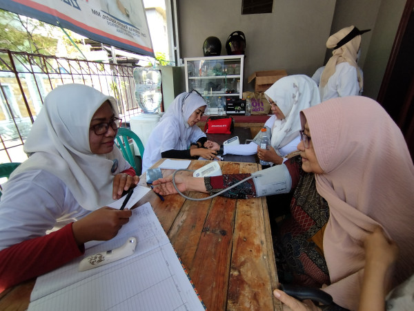 Kartini Perindo Jakut Gelar Senam Sehat dan Pengobatan Gratis di Koja