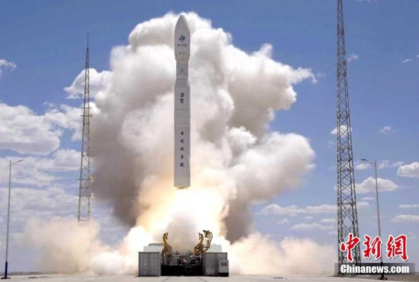 China Luncurkan 26 Satelit Sekaligus dengan Roket Bahan Bakar Padat