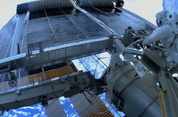 6 Jam Bekerja di Luar Angkasa, 2 Astronot NASA Berhasil Pasang Panel Surya di ISS
