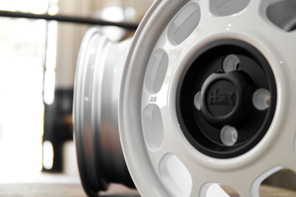 Pengin Mobil Tampil Retro, Ini Pilihan Velg Menarik dari HSR Wheel