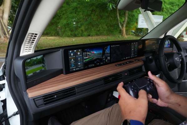 Anda Bisa Bermain PlayStation 5 di Honda e, Begini Caranya