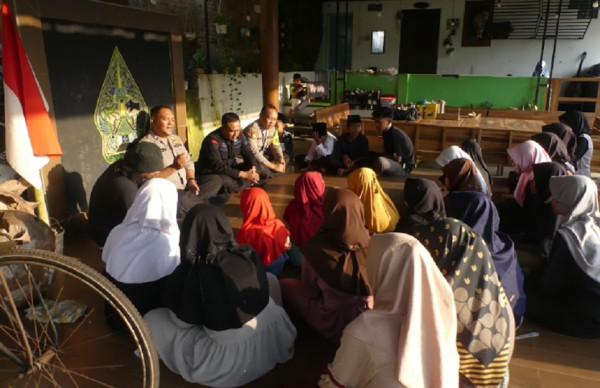 Bikin Terenyuh, Aipda Ade Gunawan 16 Tahun Santuni Anak-anak Kurang Mampu di Sawangan Banyumas