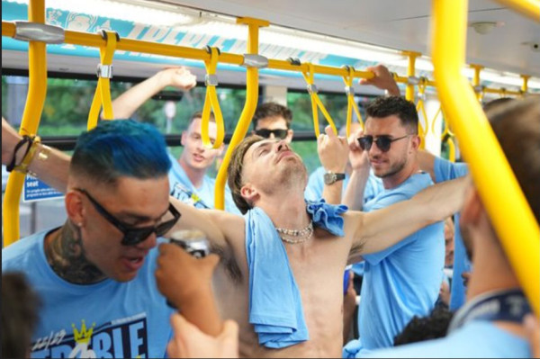 Jack Grealish Bertelanjang Dada saat Man City Gelar Parade Treble Winners