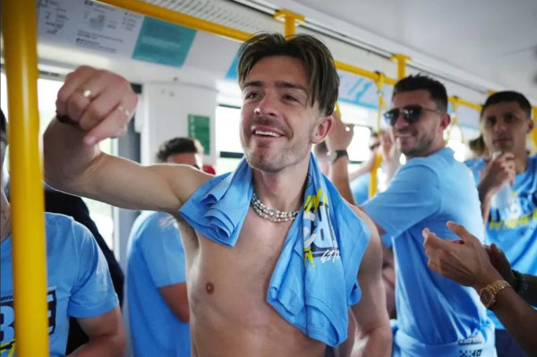 Jack Grealish Bertelanjang Dada saat Man City Gelar Parade Treble Winners
