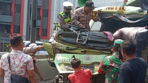 Tabrakan Beruntun Truk di Tol Tomang Kagetkan Polisi yang Amankan Unjuk Rasa