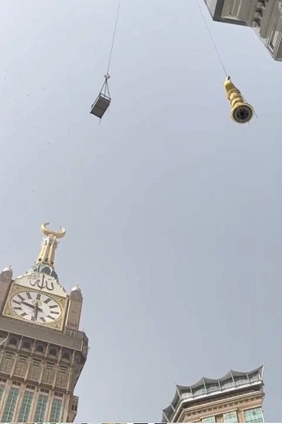 Menakjubkan, 2 Menara Bulan Sabit Baru Berlapis Emas Dipasang di Masjidil Haram