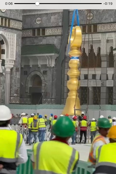 Menakjubkan, 2 Menara Bulan Sabit Baru Berlapis Emas Dipasang di Masjidil Haram