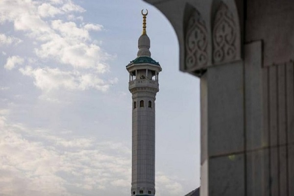 Menakjubkan, 2 Menara Bulan Sabit Baru Berlapis Emas Dipasang di Masjidil Haram