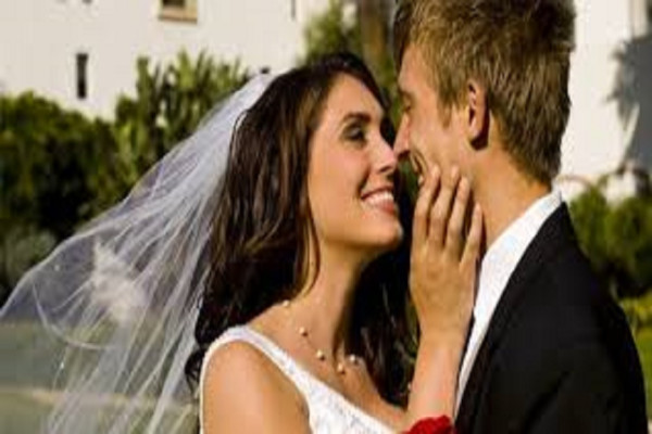 10 Hal Kecil yang Membuat Istri Bahagia, Jangan Pelit Pujian hingga Ingat Tanggal Lahirnya