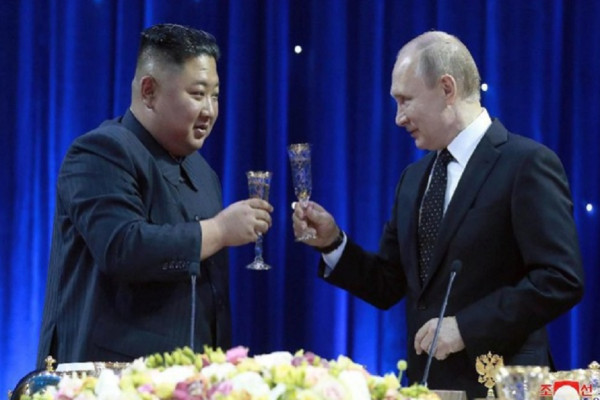 7 Fakta Kedekatan Vladimir Putin dan Kim Jong Un