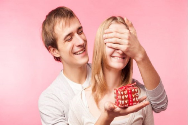 10 Hal Kecil yang Membuat Istri Bahagia, Jangan Pelit Pujian hingga Ingat Tanggal Lahirnya