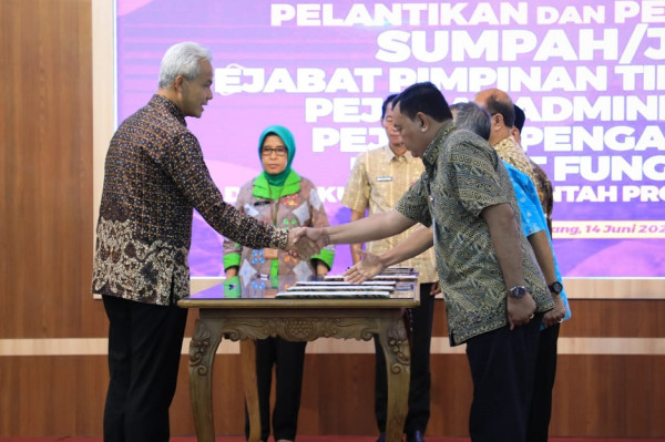 Lantik 552 Pejabat Pemprov Jateng, Ganjar Pranowo: Jaga Integritas!
