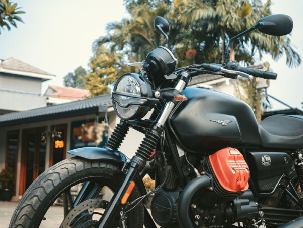 Ini Spek Moto Guzzi V7 Stone, Moge Warna Hitam Harga Rp525 Juta Milik Wika Salim