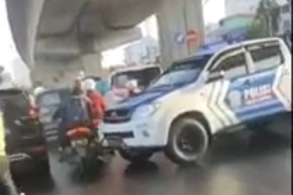 Viral, Mobil Patwal Polisi Tabrak Pemotor di Makassar