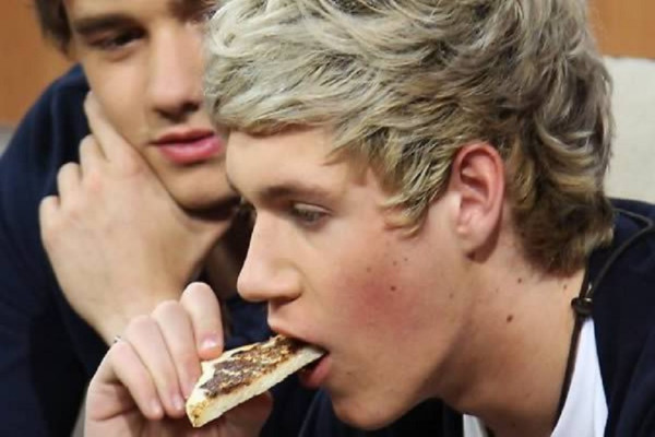 12 Barang Bekas Artis Dijual Supermahal, Roti Bekas Digigit Personel One Direction Laku Rp990 Juta