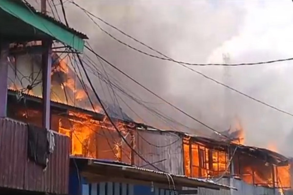 Jayapura Membara, Puluhan Rumah di Belakang Pasar Youtefa Abepura Ludes Terbakar