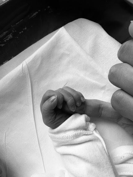 Song Joong Ki Bagikan Foto Anak Pertamanya yang Baru Lahir