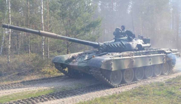 Tank T-72 Ukraina Mendorong, Melindas, dan Menembak, Kendaraan Militer Rekan Sendiri