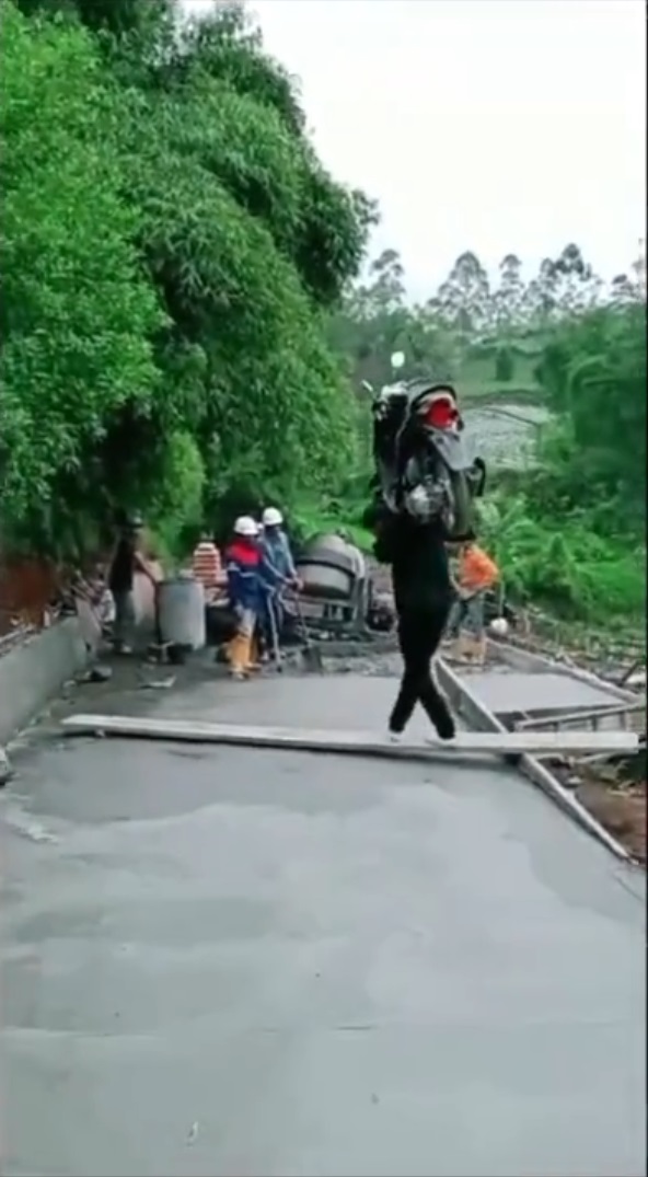 Viral! Hindari Jalan Dicor, Pria Ini Nekat Gendong Motor di Bahu