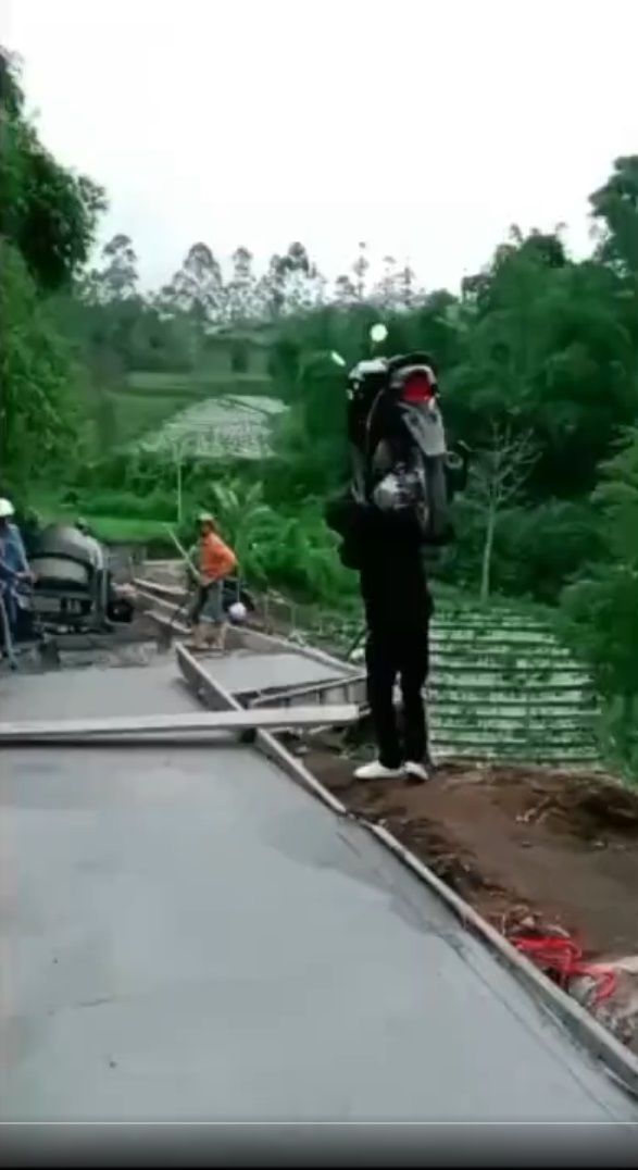 Viral! Hindari Jalan Dicor, Pria Ini Nekat Gendong Motor di Bahu