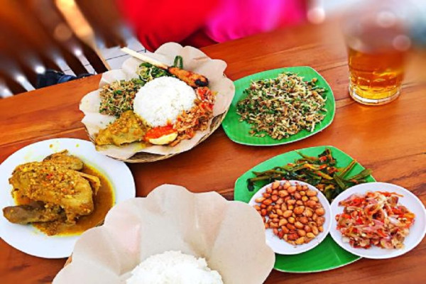 10 Makanan Khas Bali Halal, Nomor 4 Disajikan Pakai Pincuk