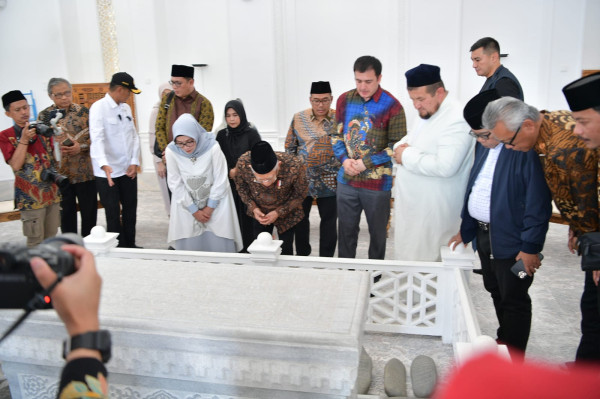Wapres Ma'ruf Amin Ziarah ke Makam Imam Bukhari di Uzbekistan, Kenang Peran Penting Bung Karno